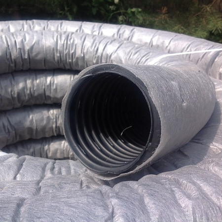 Труба дренажн. перф. с фильтром из геотекстиля, одностенная SK ПНД ф110 (50 м.) 0,6 мм