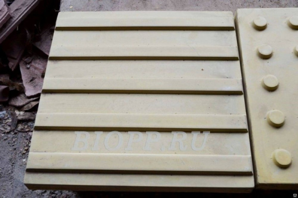 Дорожный указатель тактильный с продольн. рифами 300*300*50 серый  ТУРБОТЕХ